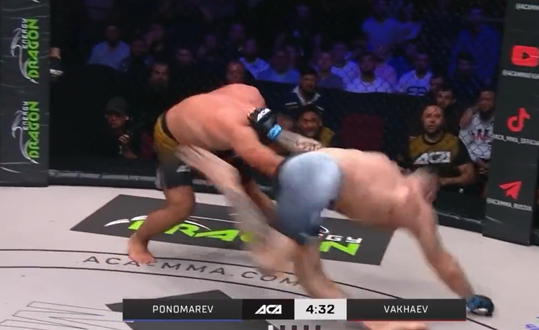 🎥🤢 | Niet voor de zwakke maag: MMA-vechter breekt been op gruwelijke wijze
