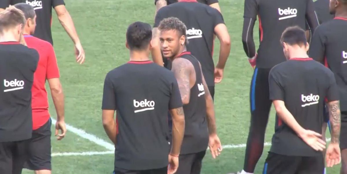 Suárez geeft Neymar een tik omdat hij te laat is (video)
