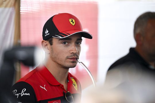 Charles Leclerc niet blij met Ferrari: ‘Dit kunnen we ons niet veroorloven, het was een puinhoop‘