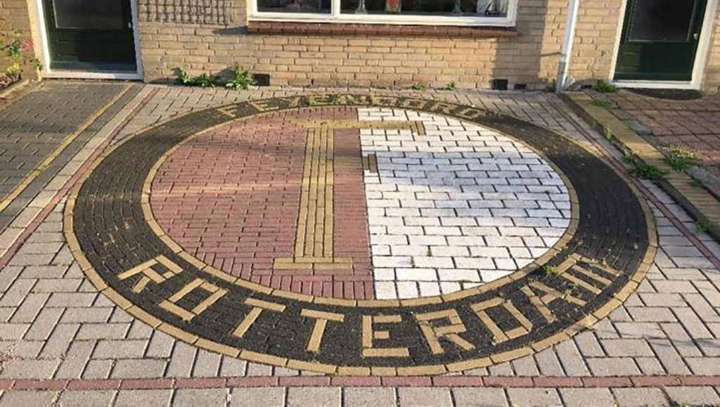 Ridderkerker zet Feyenoord-logo uit voortuin te koop