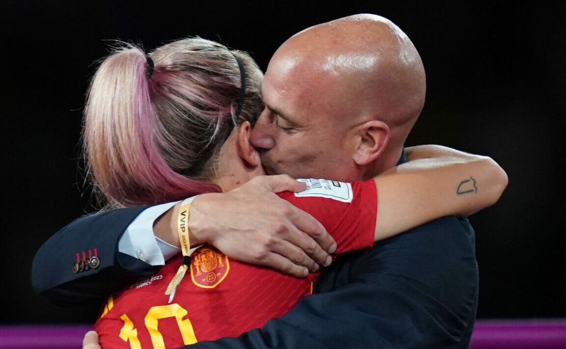 Voorzitter Spaanse voetbalbond komt alsnog met excuses na kus op de mond van Hermoso