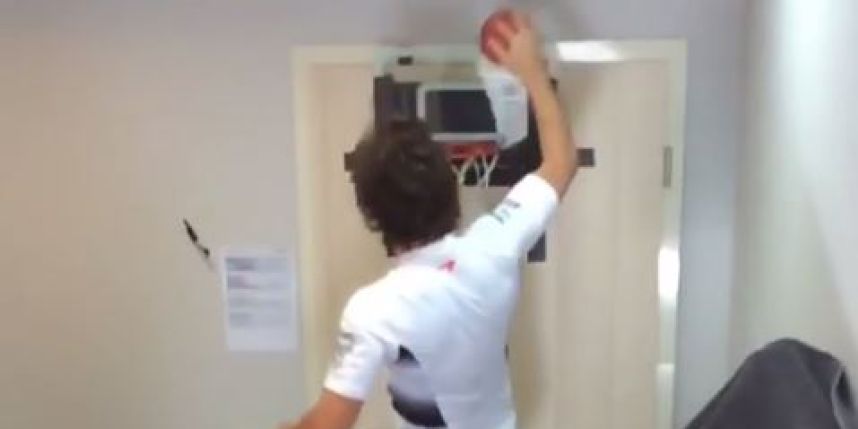 Fernando Alonso basketbalt in hotelkamer (video)