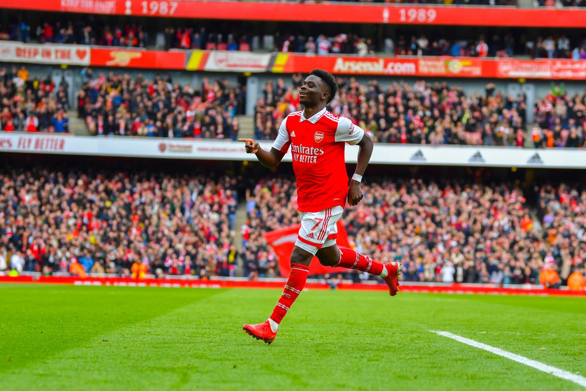 Uitblinker Bukayo Saka helpt koploper Arsenal aan 8 punten voorsprong