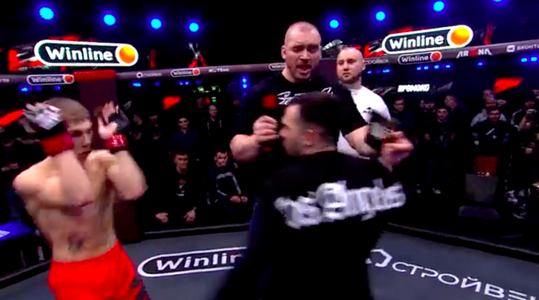 🎥 | KO geslagen MMA-vechter in de kooi aangevallen door blaaskakende uitdager