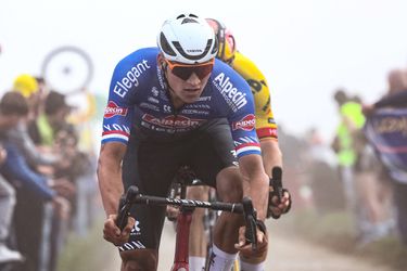 📸 | Winnaar Mathieu van der Poel troost John Degenkolb na Parijs-Roubaix