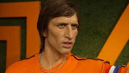 🎥​ | Op Johan Cruijffs 75e geboortedag onthult Madame Tussauds nieuw wassen beeld