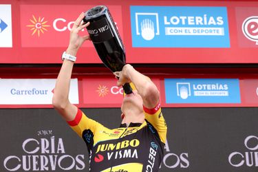 🎥 | Sepp Kuss tankt halve fles champagne leeg na winst in Vuelta