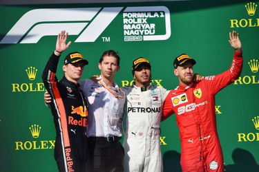 Max, Lewis en Seb dollen op persconferentie: 'Zo jong ben ik niet!'