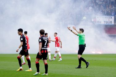 📸 | Heerenveen-fans gooiden vuurwerk op het veld: uitduel bij AZ kort stilgegeld