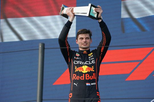 🎥 | Verstappen geprezen na zege: 'Salaris houdt niet op bij 25 miljoen per jaar'