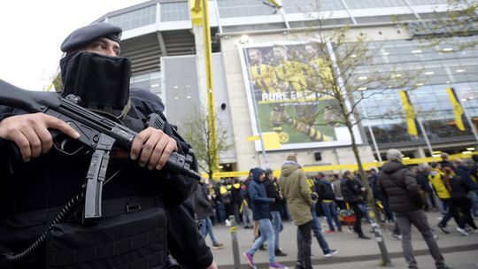 Politie vindt 'verdachte dingen' bij stadion Borussia Dortmund