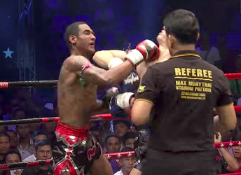 Muay Thai-vechters raken elkaar tegelijk: dubbele knockdown in Pattaya (video)