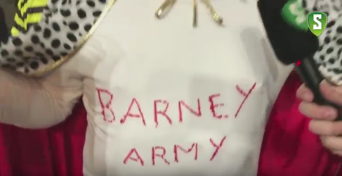Opvallend: fans in Ally Pally zijn massaal voor Barney (video)