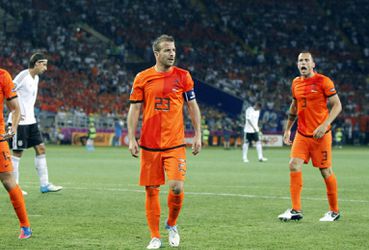 🎥 | Rafael van der Vaart: 'John Heitinga gaat Dusan Tadic uit Ajax-basis gooien'
