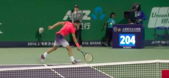 Tennisser slaat ballenjongen tot huilens toe (video)