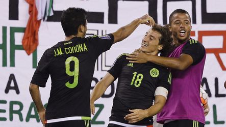 Guardado schiet Mexico naar halve finales