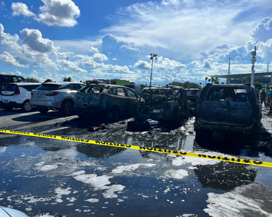 🔥 | NFL-barbecuer vergeet grill op Dolphins-parkeerplaats: auto's afgefikt