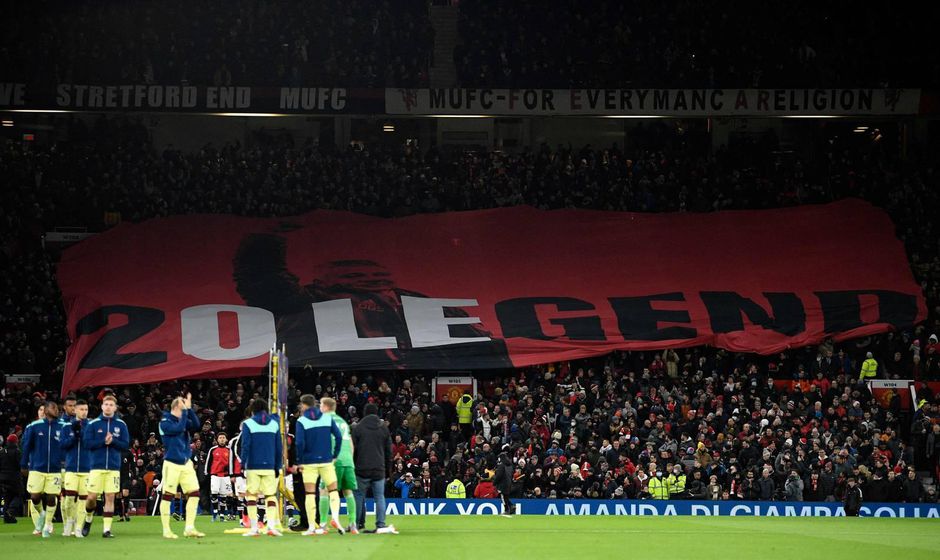 Wat een spandoek! Supporters Manchester United houden nog van ontslagen Solskjaer