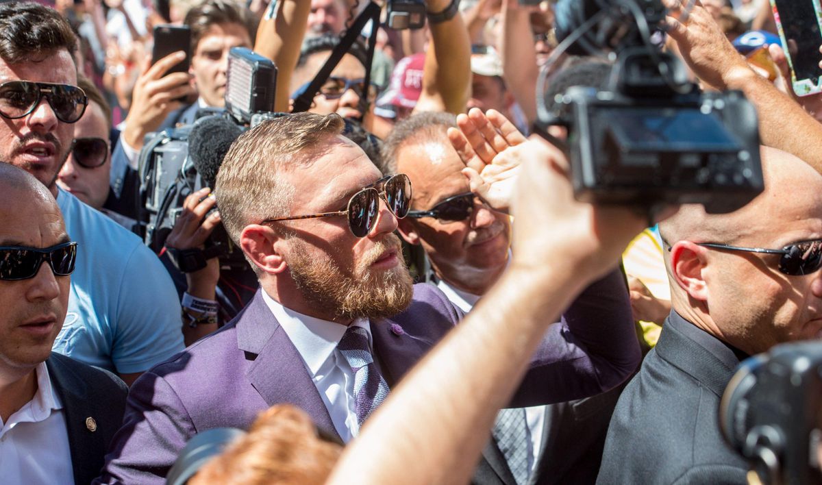 McGregor en Mayweather ruziën al bij aankomst in Las Vegas (video's)