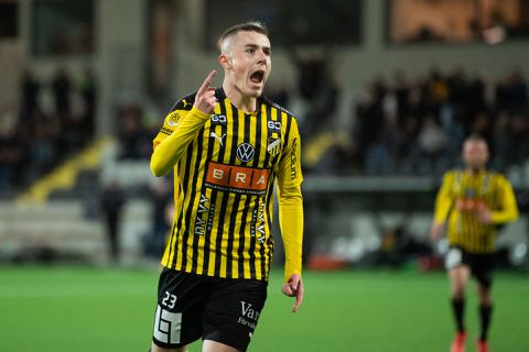 Feyenoord wint dik van Vitesse met 2 doelpunten van aanwinst Walemark