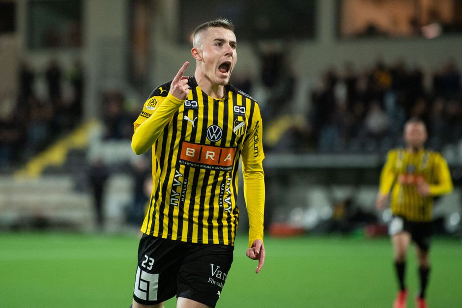 Feyenoord wint dik van Vitesse met 2 doelpunten van aanwinst Walemark