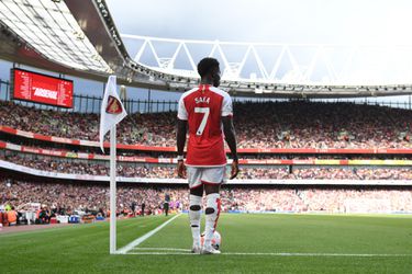 🎥 | Bukayo Saka is zichtbaar ontroerd als hij hoort wat Arsenal-fans over hem zeggen: 'He's our son!'