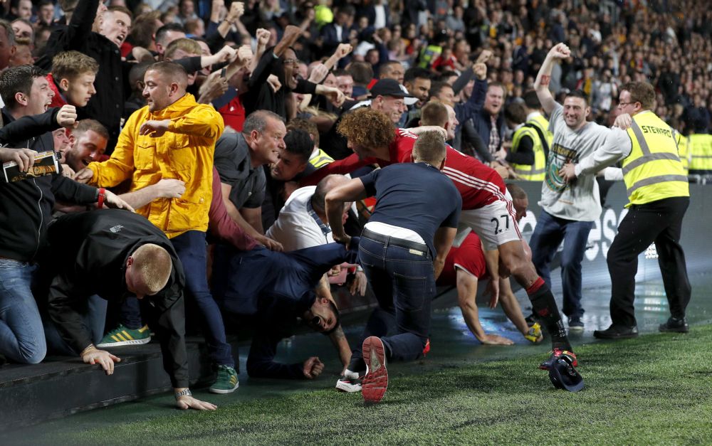 Fellaini redt vrouw uit publiek na late treffer United: 'Hij is mijn held' (video)