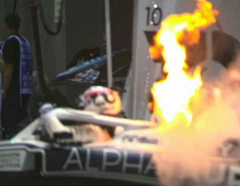 Pierre Gasly lacht om vurige auto bij VT2: 'Hoort allemaal bij de training'