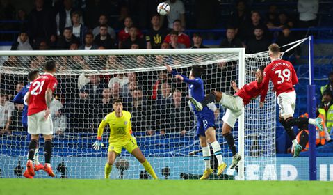 Chelsea en Manchester United blijven na knotsgekke slotfase verdiend in evenwicht