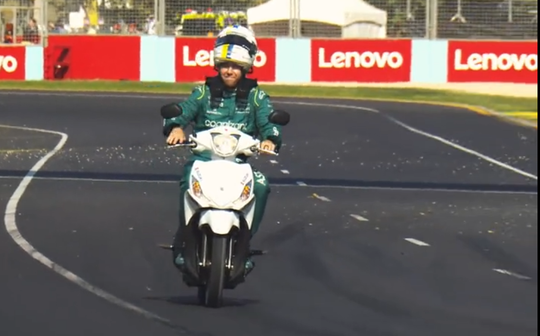 🎥 | Mag niet! Sebastian Vettel pakt scooter na stilvallen van zijn Aston Martin