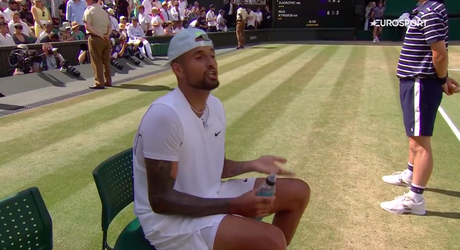 🎥 | Nick Kyrgios klaagt over fan: 'Het lijkt alsof ze al 700 drankjes op heeft'