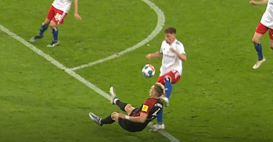 🎥 | Oei! Freiburg-verdediger krijgt strafschop na trap tegen hoofd