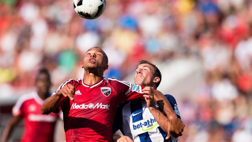 Hertha wint en gaat met Bayern aan kop