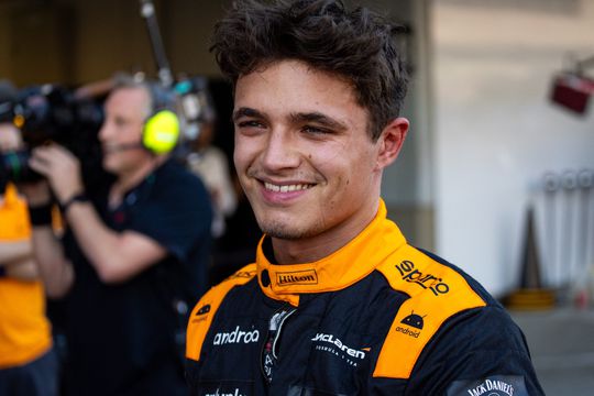 Lando Norris ziet kans om Max Verstappen te verslaan: 'Misschien kan hij hem eraf tikken'