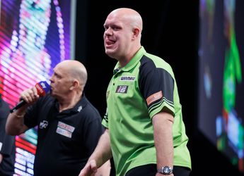 🎥 | Wat een drama! Michael van Gerwen vergooit 3 matchpijlen en verliest van Smith op PL