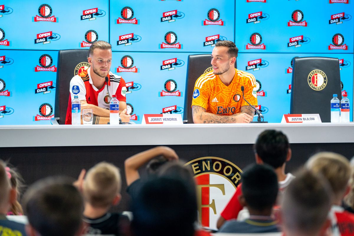 🎥 | Bijlow krijgt opvallende vragen bij kidspersconferentie: 'Ga je nooit bij Ajax keepen?'