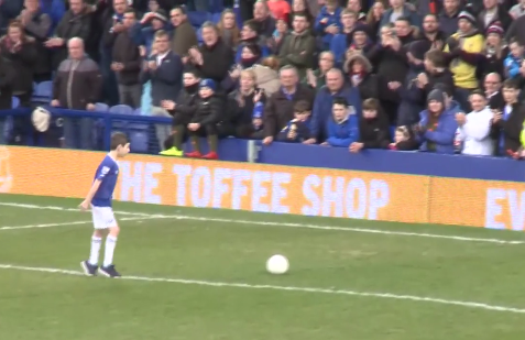 Jonge Everton-fan met ernstige spierziekte wint 'Goal of the Month' (video)