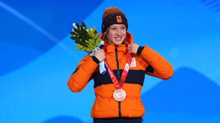 🎥 | Suzanne Schulting shinet hard bij slotceremonie Olympische Winterspelen