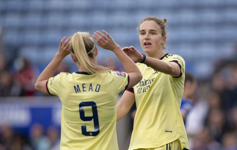 Engeland-speelster Beth Mead onthult: 'Ik heb een relatie met Vivianne Miedema'