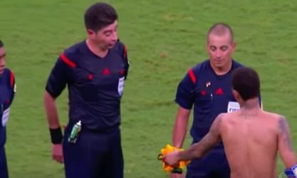 Neymar geeft shirt aan scheids, maar hij weigert (video)