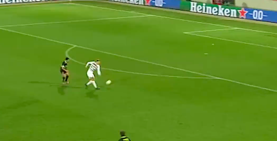 🎥 | Altijd even achterom kijken: speler van Midtjylland maakt knullige eigen goal