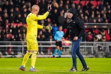 FIFPRO eist actie na incident met veldbestormende PSV-fan: 'De zoveelste keer'