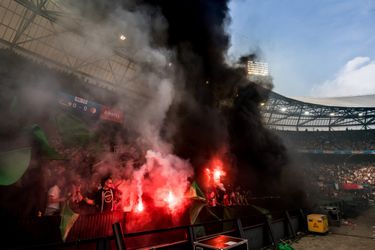 Met deze 5 trucs smokkel je vuurwerk het stadion in: zoals de vagina- of worsttruc