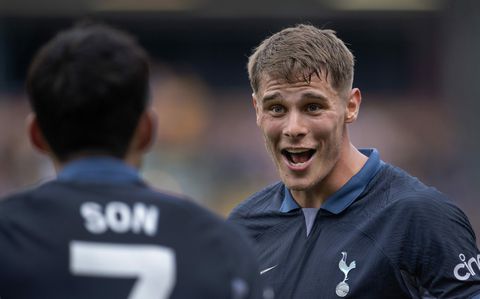 🎥​ | Haha! Heung-Min Son spreekt naam van Micky van de Ven bizar uit