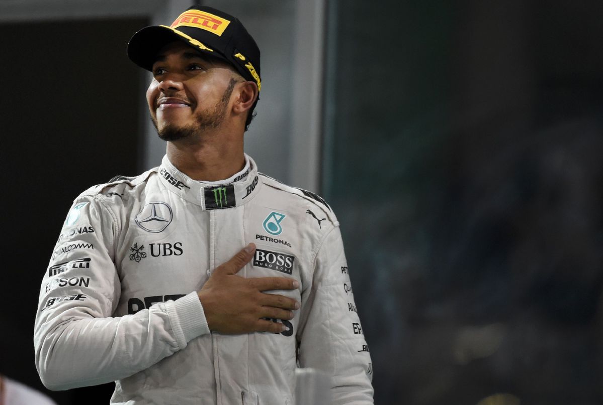 Hamilton showt zijn nieuwe racehelm ontworpen door fan (foto)