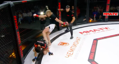 🎥 | MMA-'Femme fatale' Artyukhina trapt opponente aan gort met 'soccer kick'