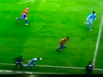 Matennaaier! Ex-Spaans international haalt ingooiende captain van Barça-B neer (video's)