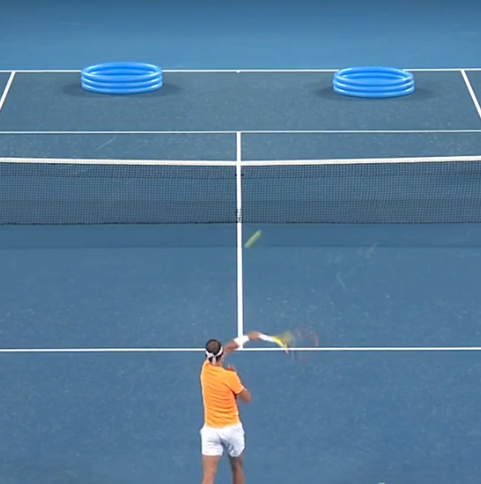 🎥😂 | Wel mikken hè?! Rafael Nadal mist blauwe zwembadjes vooraf Australian Open