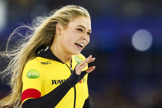 Snelste vrouw op ijs! Jutta Leerdam schaatst allersnelste rondjes ooit op laaglandbaan