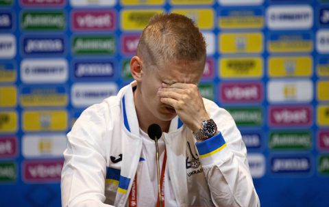 Zinchenko houdt het niet droog bij persconferentie: 'Willen winnen voor het Oekraïense volk'